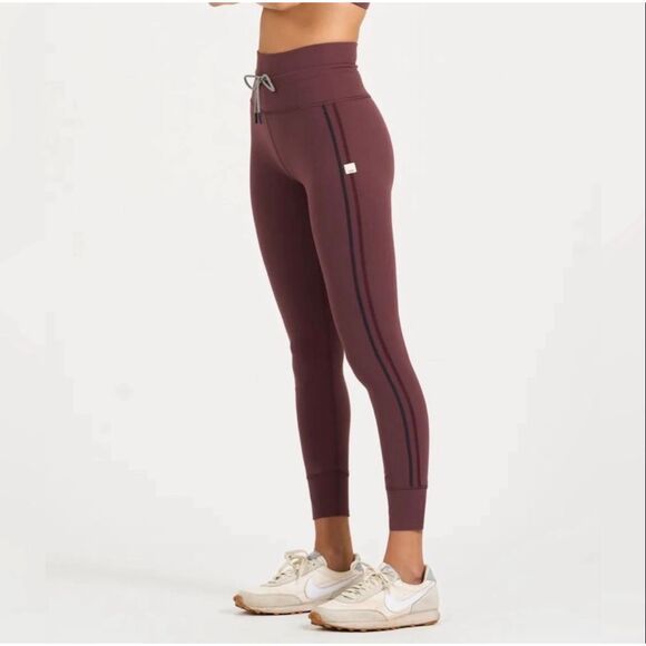 Vuori Pants - Vuori Daily Sports Leggings in Fig Size Small